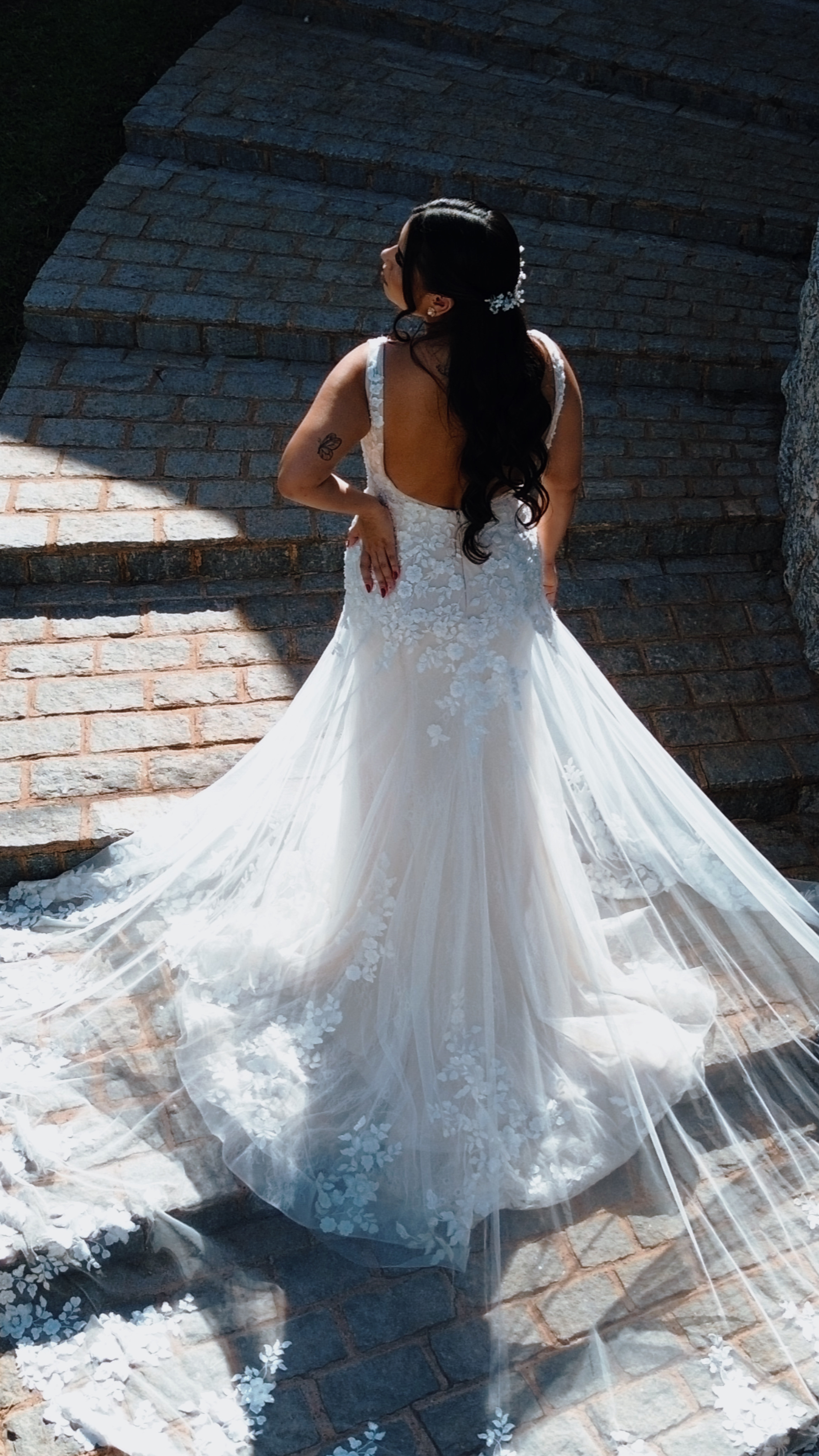 Filmaker profissional operando drone de alta qualidade em local de montanha